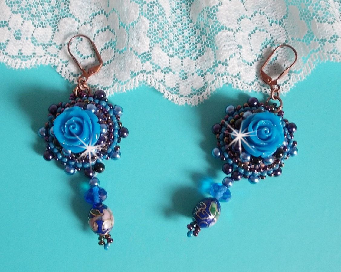 BO Royal Blue Roses geborduurd met resin rozen, parel kralen, cloisonne porseleinen hangers, facetten en rocailles