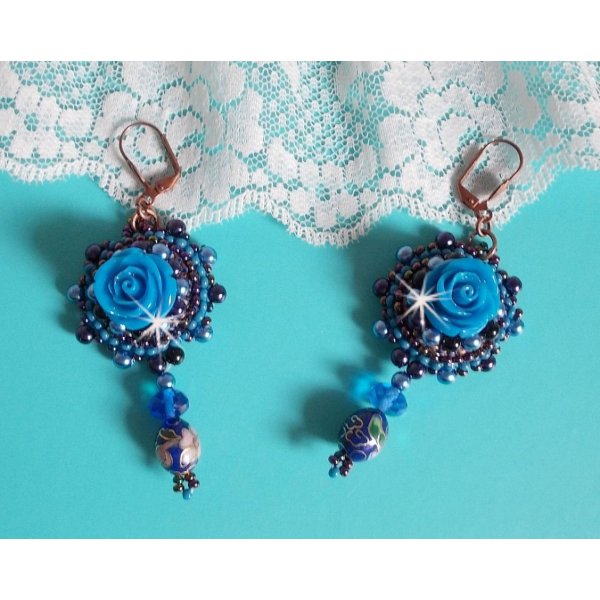 BO Royal Blue Roses geborduurd met resin rozen, parel kralen, cloisonne porseleinen hangers, facetten en rocailles