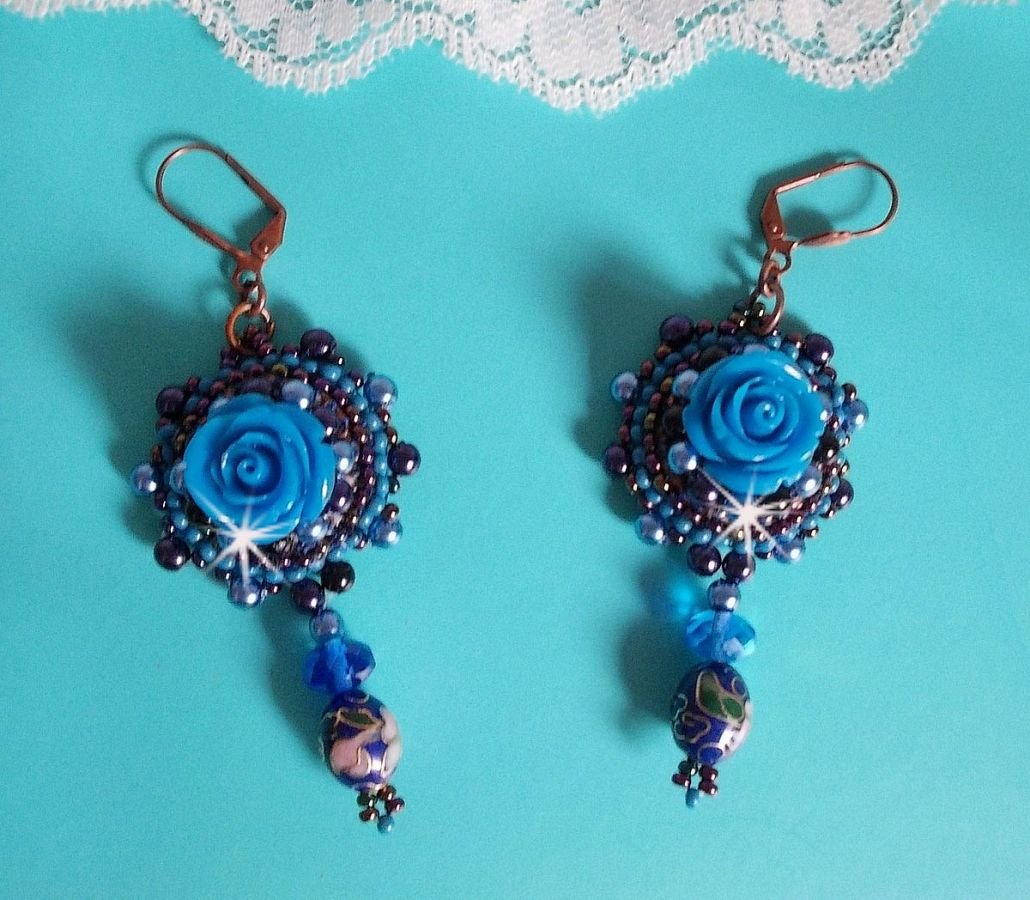 BO Royal Blue Roses geborduurd met resin rozen, parel kralen, cloisonne porseleinen hangers, facetten en rocailles
