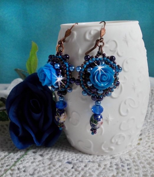 BO Royal Blue Roses geborduurd met resin rozen, parel kralen, cloisonne porseleinen hangers, facetten en rocailles