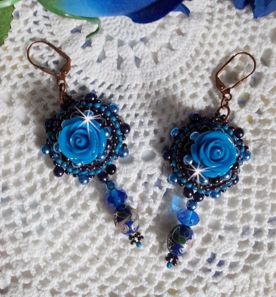 BO Royal Blue Roses geborduurd met resin rozen, parel kralen, cloisonne porseleinen hangers, facetten en rocailles