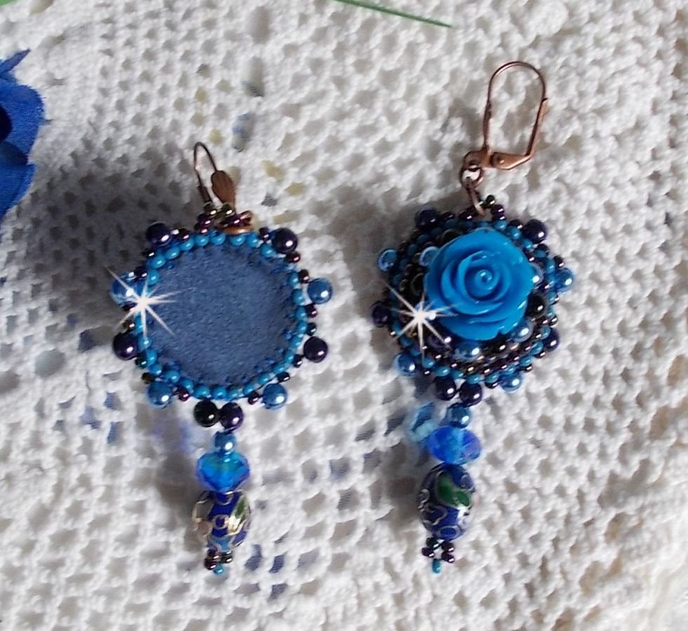 BO Royal Blue Roses geborduurd met resin rozen, parel kralen, cloisonne porseleinen hangers, facetten en rocailles