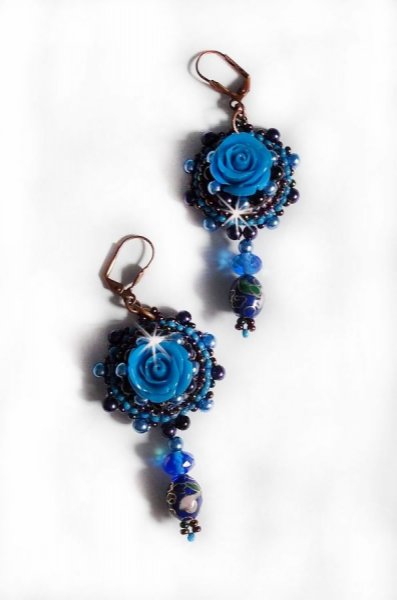 BO Royal Blue Roses geborduurd met resin rozen, parel kralen, cloisonne porseleinen hangers, facetten en rocailles