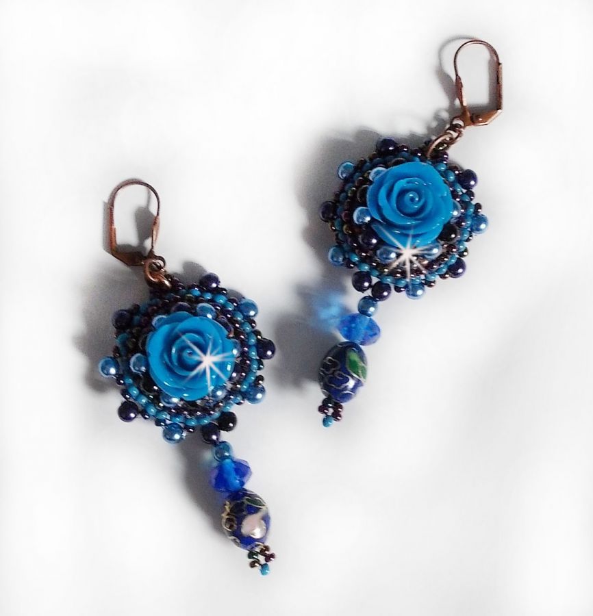 BO Royal Blue Roses geborduurd met resin rozen, parel kralen, cloisonne porseleinen hangers, facetten en rocailles