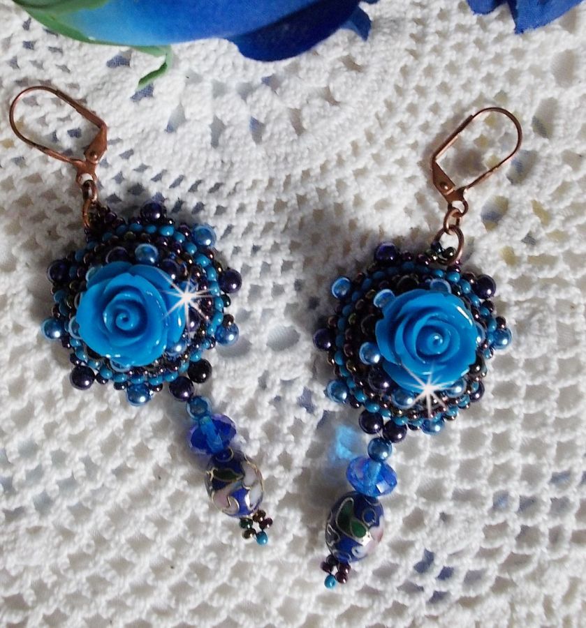 BO Royal Blue Roses geborduurd met resin rozen, parel kralen, cloisonne porseleinen hangers, facetten en rocailles