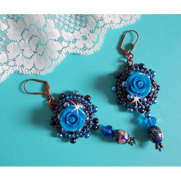 BO Royal Blue Roses geborduurd met resin rozen, parel kralen, cloisonne porseleinen hangers, facetten en rocailles