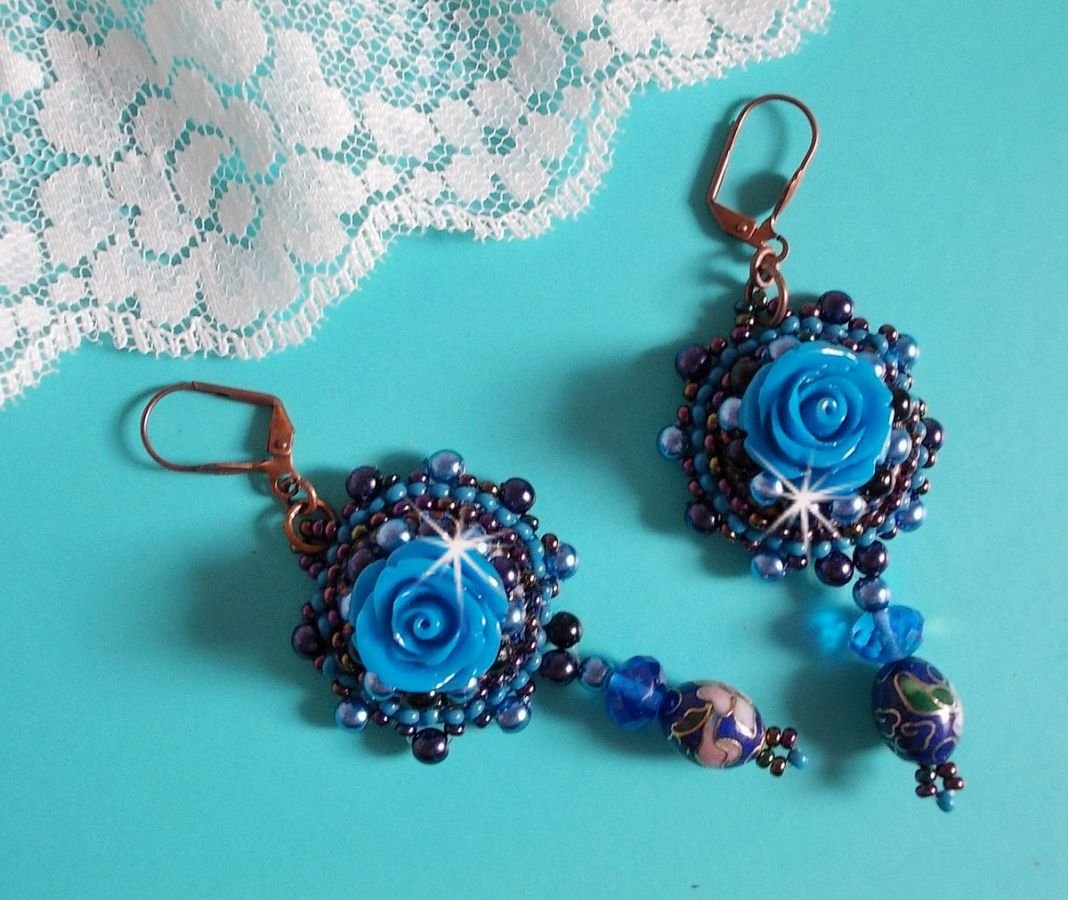 BO Royal Blue Roses geborduurd met resin rozen, parel kralen, cloisonne porseleinen hangers, facetten en rocailles
