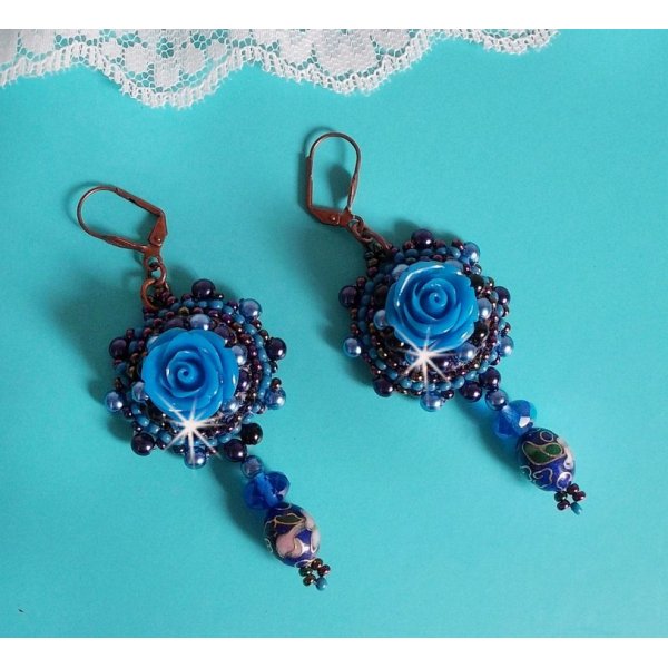 BO Royal Blue Roses geborduurd met resin rozen, parel kralen, cloisonne porseleinen hangers, facetten en rocailles
