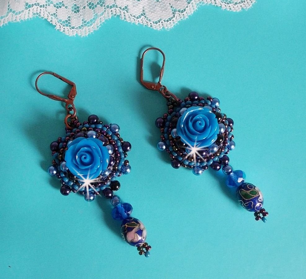 BO Royal Blue Roses geborduurd met resin rozen, parel kralen, cloisonne porseleinen hangers, facetten en rocailles