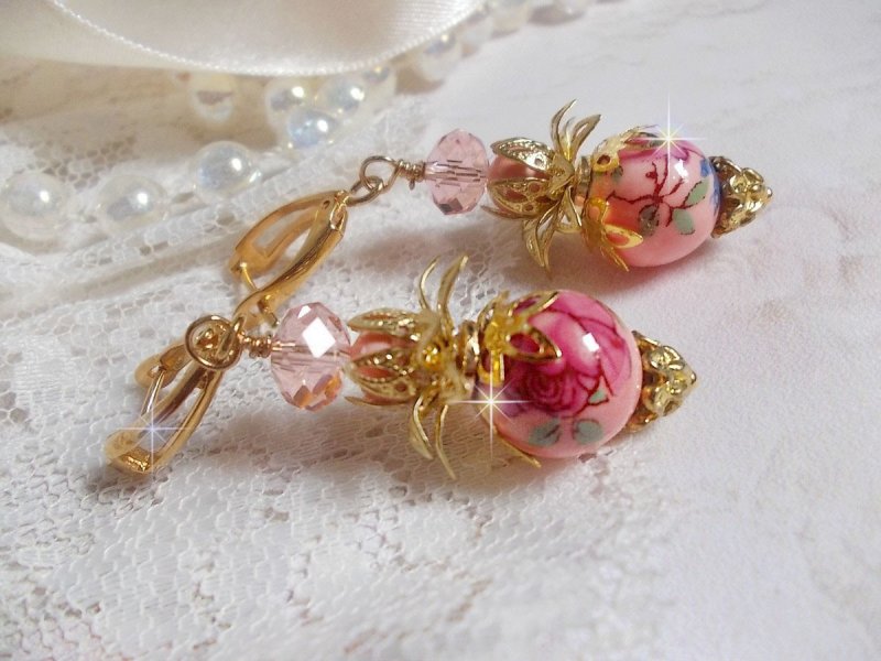 BO Rosy mont&eacute;es avec perles en c&eacute;ramique, verre, Cristal de Swarovski et dormeuses en laiton