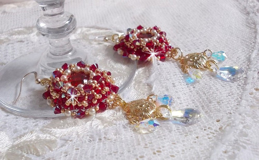 BO Robijnen geborduurd met Sawarovski kristallen, parelmoer kralen, filigraan stempels en 14 karaat Gold Filled oorhaken.