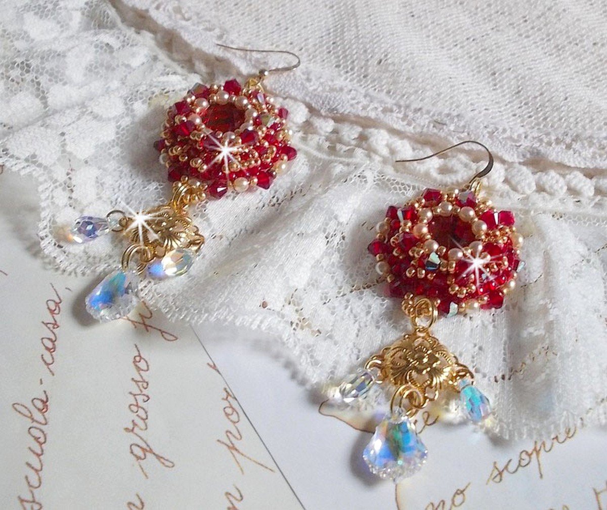 BO Robijnen geborduurd met Sawarovski kristallen, parelmoer kralen, filigraan stempels en 14 karaat Gold Filled oorhaken.