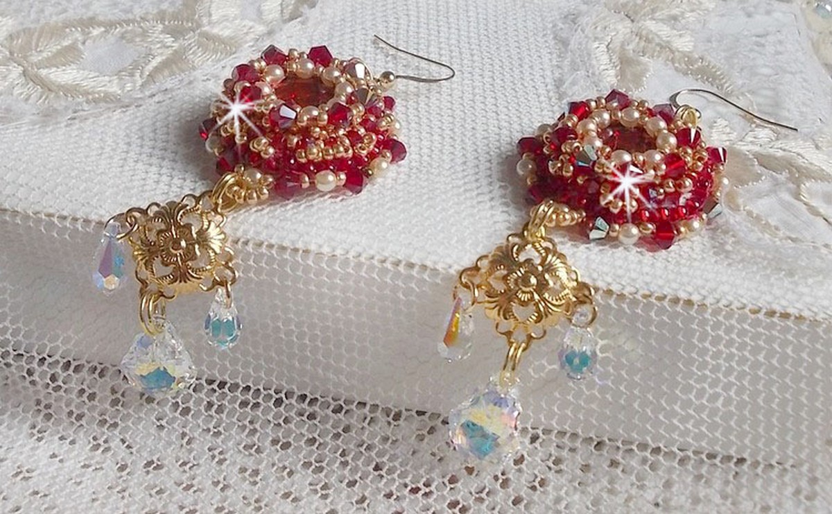 BO Robijnen geborduurd met Sawarovski kristallen, parelmoer kralen, filigraan stempels en 14 karaat Gold Filled oorhaken.