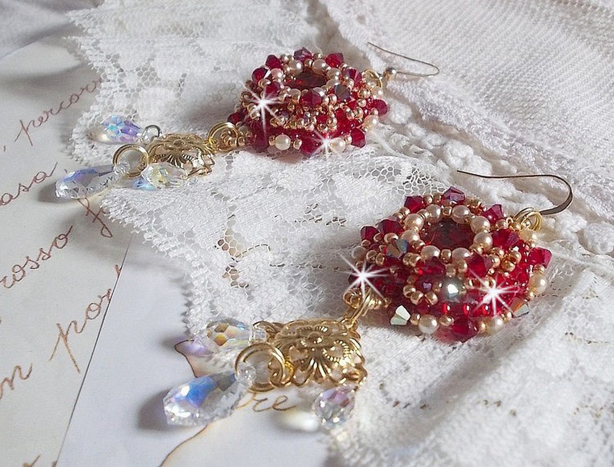 BO Robijnen geborduurd met Sawarovski kristallen, parelmoer kralen, filigraan stempels en 14 karaat Gold Filled oorhaken.