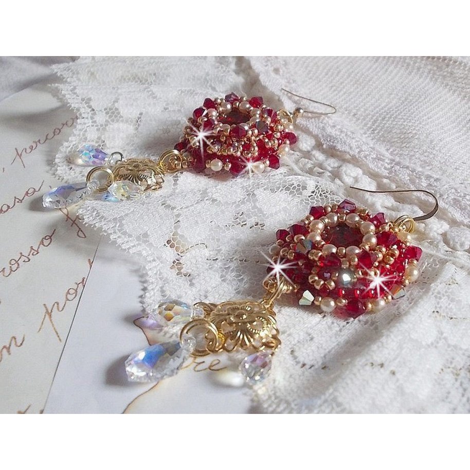 BO Robijnen geborduurd met Sawarovski kristallen, parelmoer kralen, filigraan stempels en 14 karaat Gold Filled oorhaken.