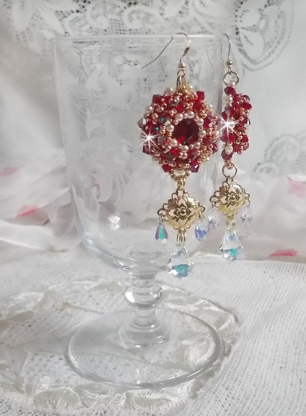 BO Robijnen geborduurd met Sawarovski kristallen, parelmoer kralen, filigraan stempels en 14 karaat Gold Filled oorhaken.