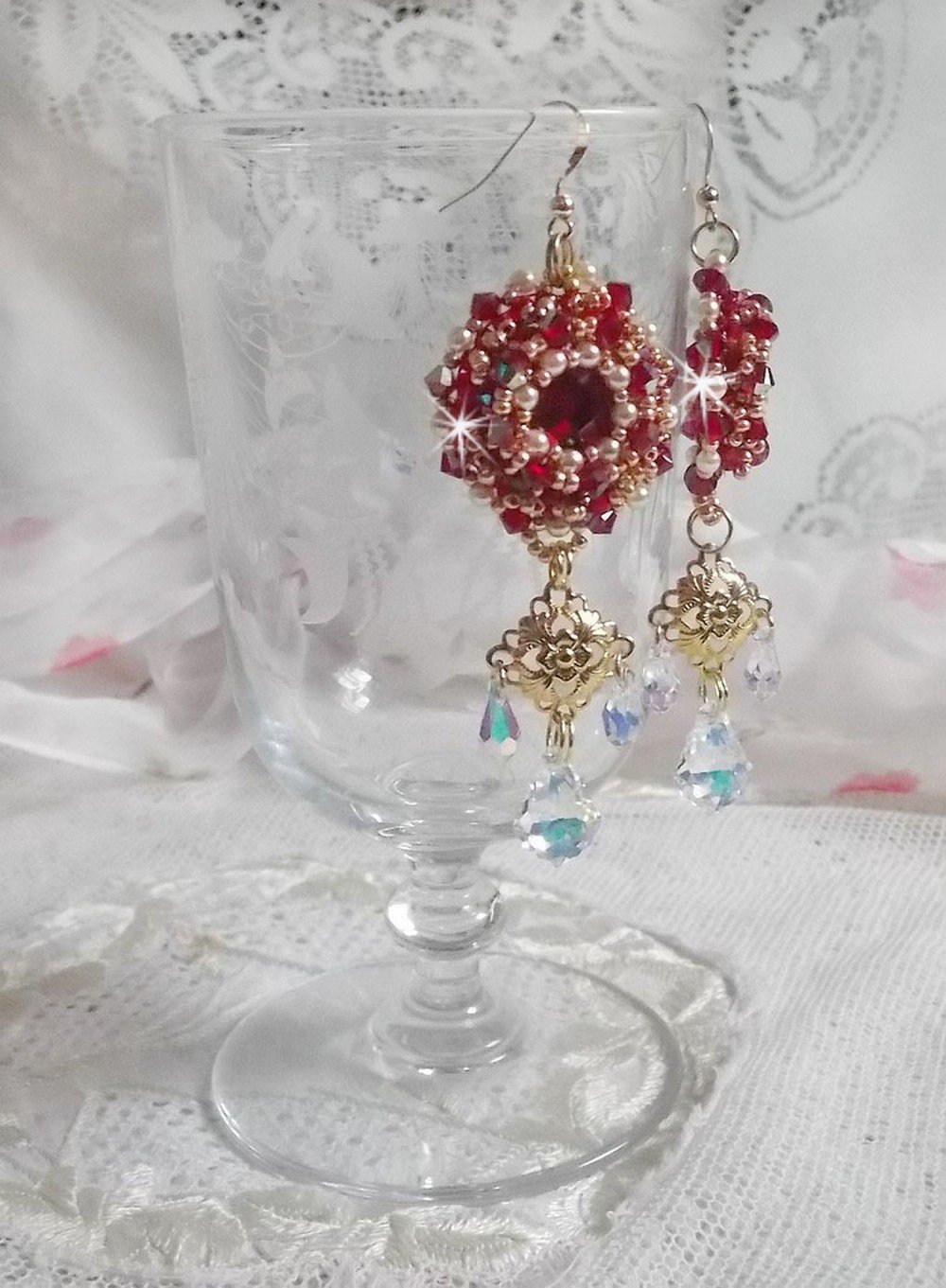 BO Robijnen geborduurd met Sawarovski kristallen, parelmoer kralen, filigraan stempels en 14 karaat Gold Filled oorhaken.