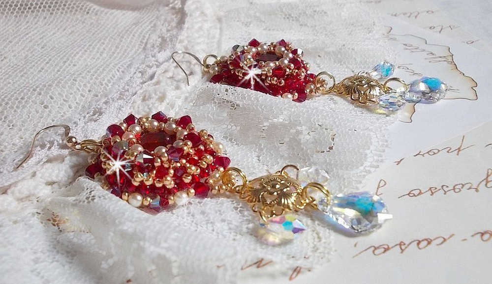 BO Robijnen geborduurd met Sawarovski kristallen, parelmoer kralen, filigraan stempels en 14 karaat Gold Filled oorhaken.