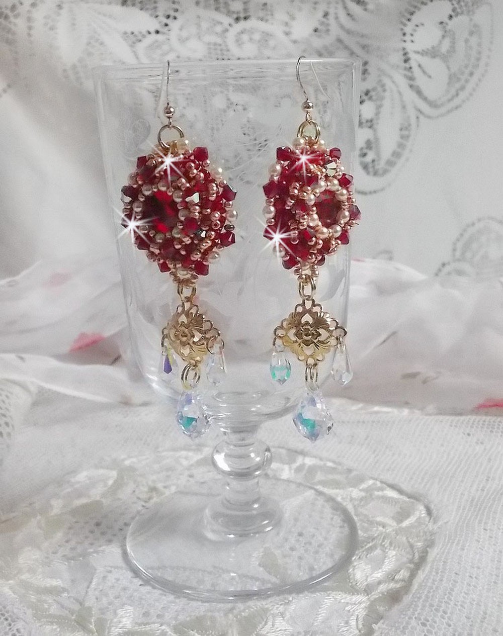 BO Robijnen geborduurd met Sawarovski kristallen, parelmoer kralen, filigraan stempels en 14 karaat Gold Filled oorhaken.