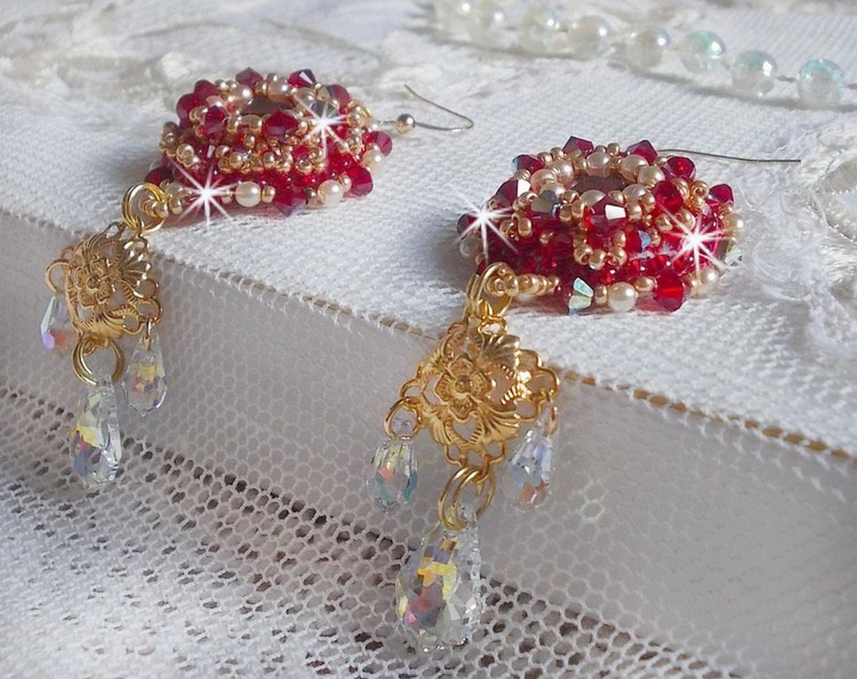 BO Robijnen geborduurd met Sawarovski kristallen, parelmoer kralen, filigraan stempels en 14 karaat Gold Filled oorhaken.