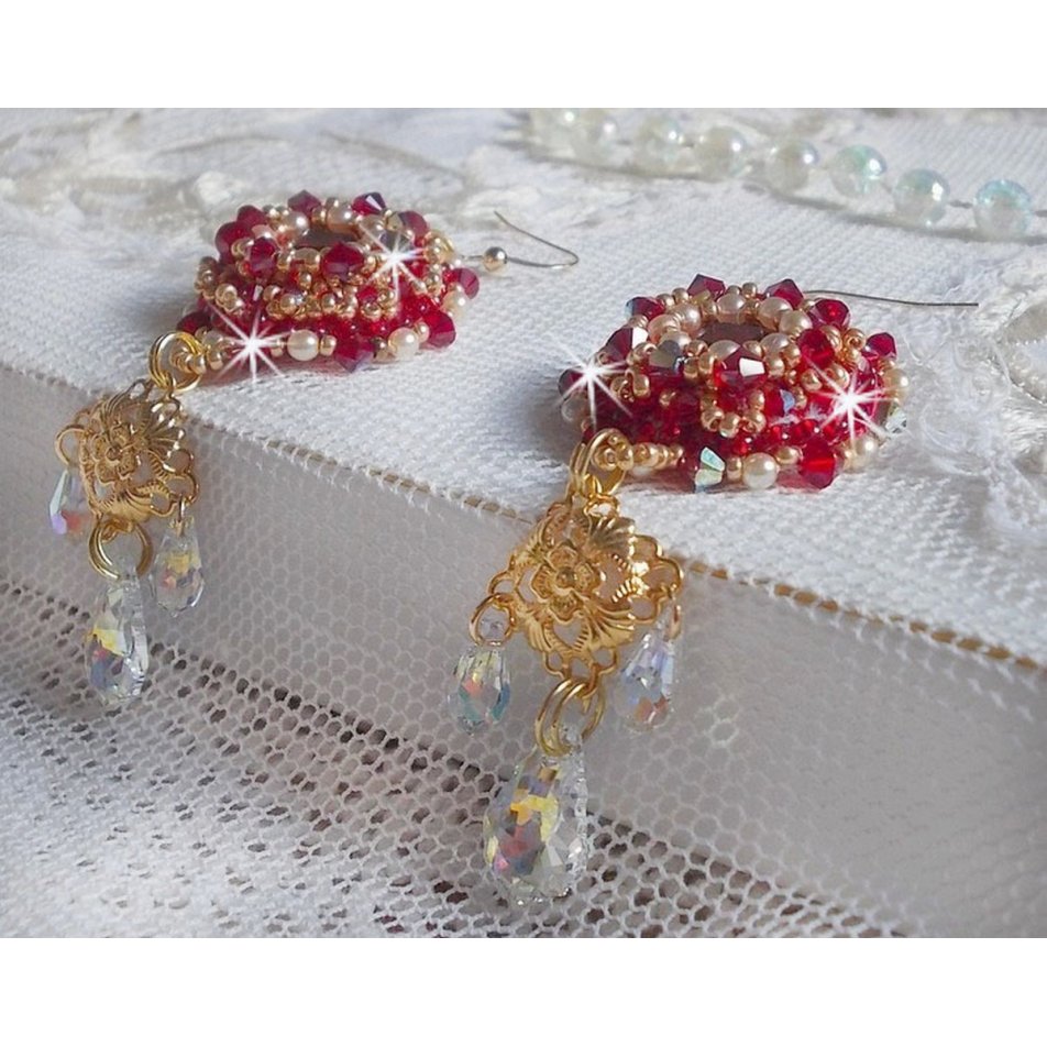 BO Robijnen geborduurd met Sawarovski kristallen, parelmoer kralen, filigraan stempels en 14 karaat Gold Filled oorhaken.