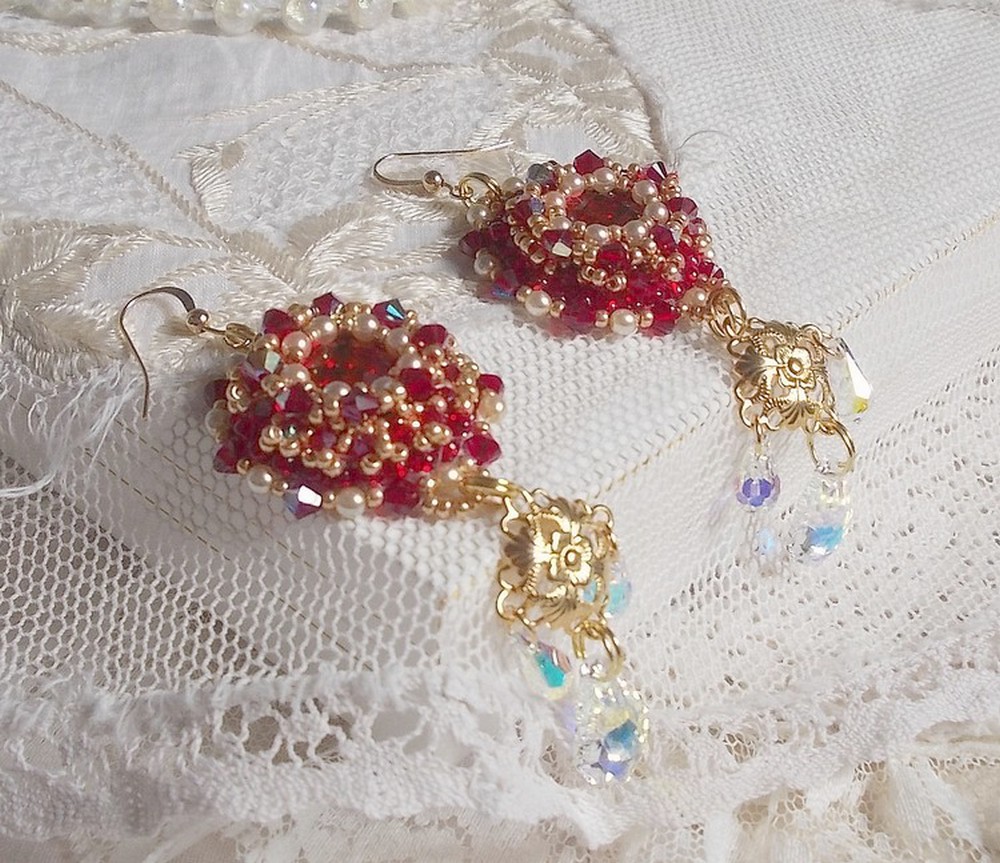 BO Robijnen geborduurd met Sawarovski kristallen, parelmoer kralen, filigraan stempels en 14 karaat Gold Filled oorhaken.