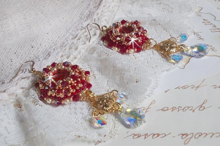 BO Robijnen geborduurd met Sawarovski kristallen, parelmoer kralen, filigraan stempels en 14 karaat Gold Filled oorhaken.