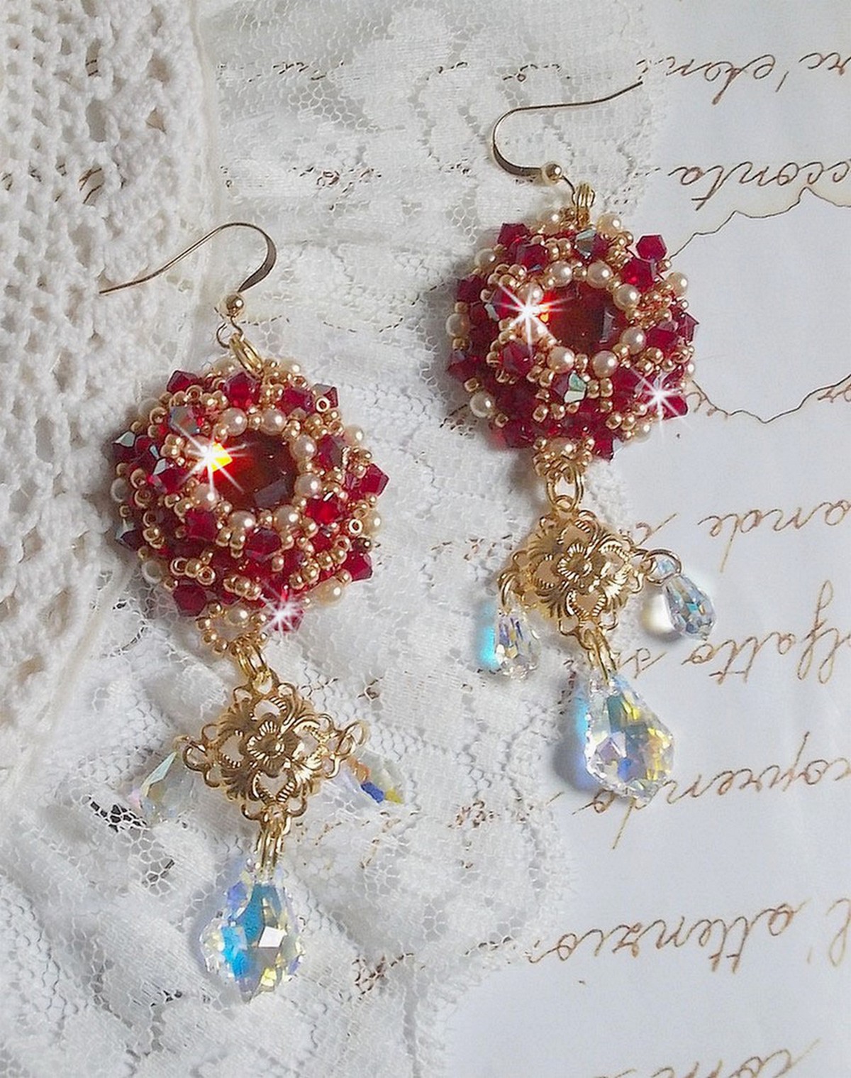 BO Robijnen geborduurd met Sawarovski kristallen, parelmoer kralen, filigraan stempels en 14 karaat Gold Filled oorhaken.
