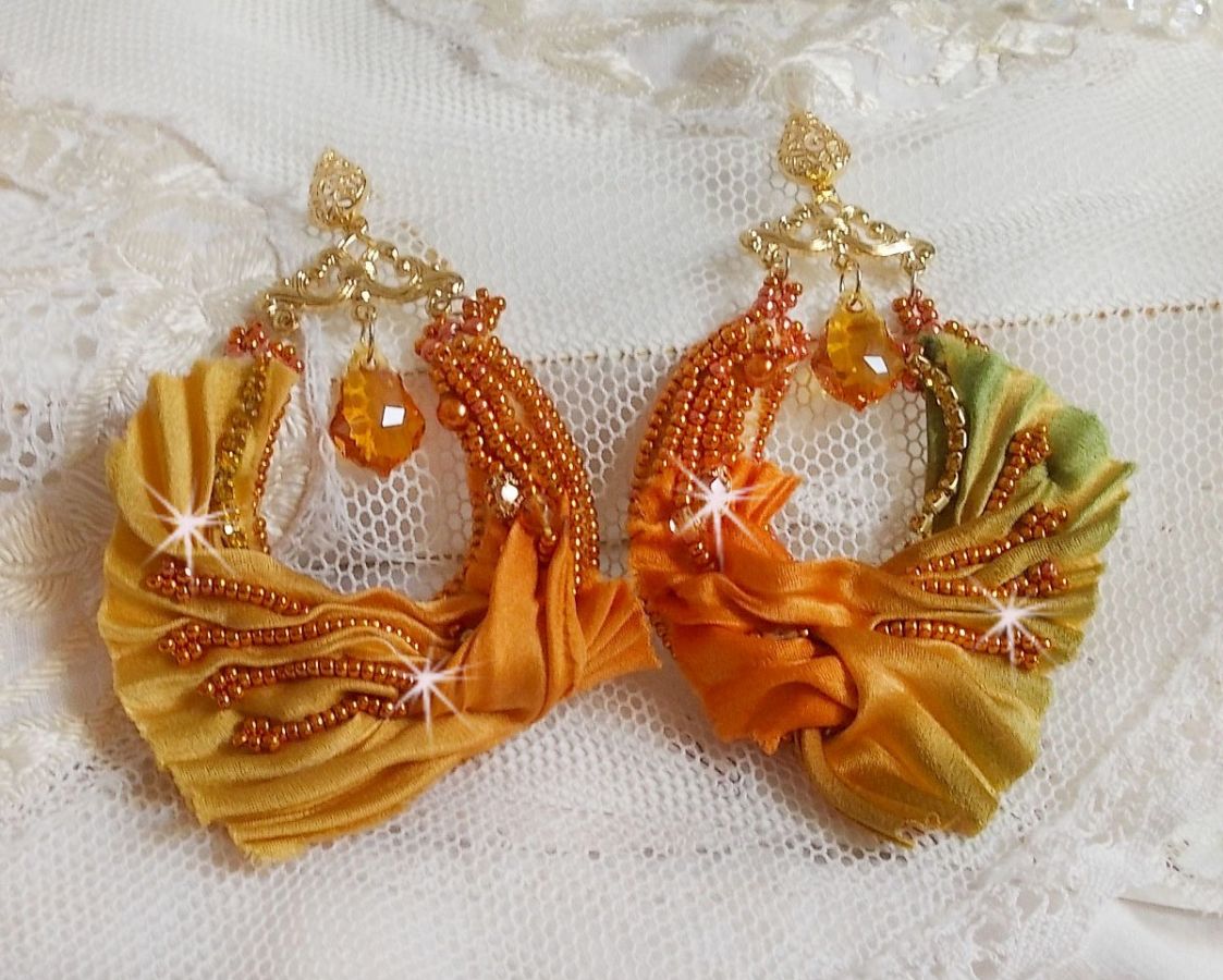BO Rumba geborduurd met Swarovski kristallen, facetten, parels en spacers op een zijden lint (Shibori)