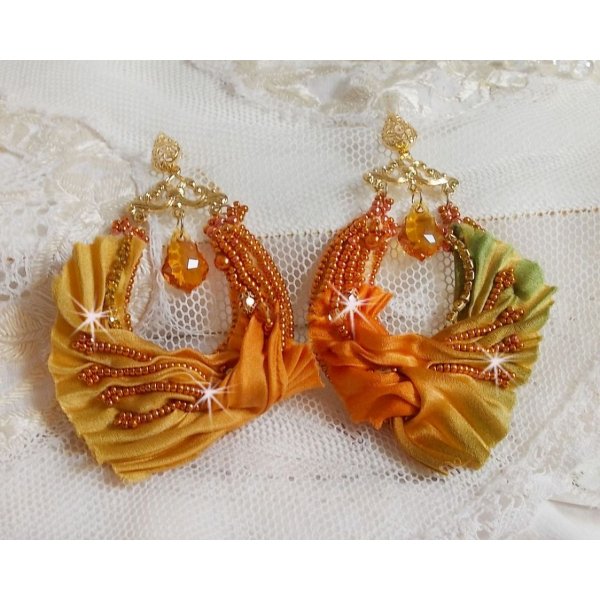 BO Rumba geborduurd met Swarovski kristallen, facetten, parels en spacers op een zijden lint (Shibori)