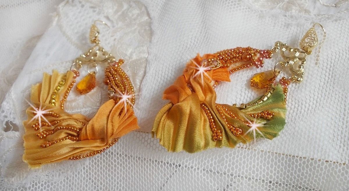 BO Rumba geborduurd met Swarovski kristallen, facetten, parels en spacers op een zijden lint (Shibori)