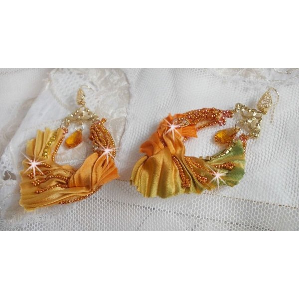 BO Rumba geborduurd met Swarovski kristallen, facetten, parels en spacers op een zijden lint (Shibori)