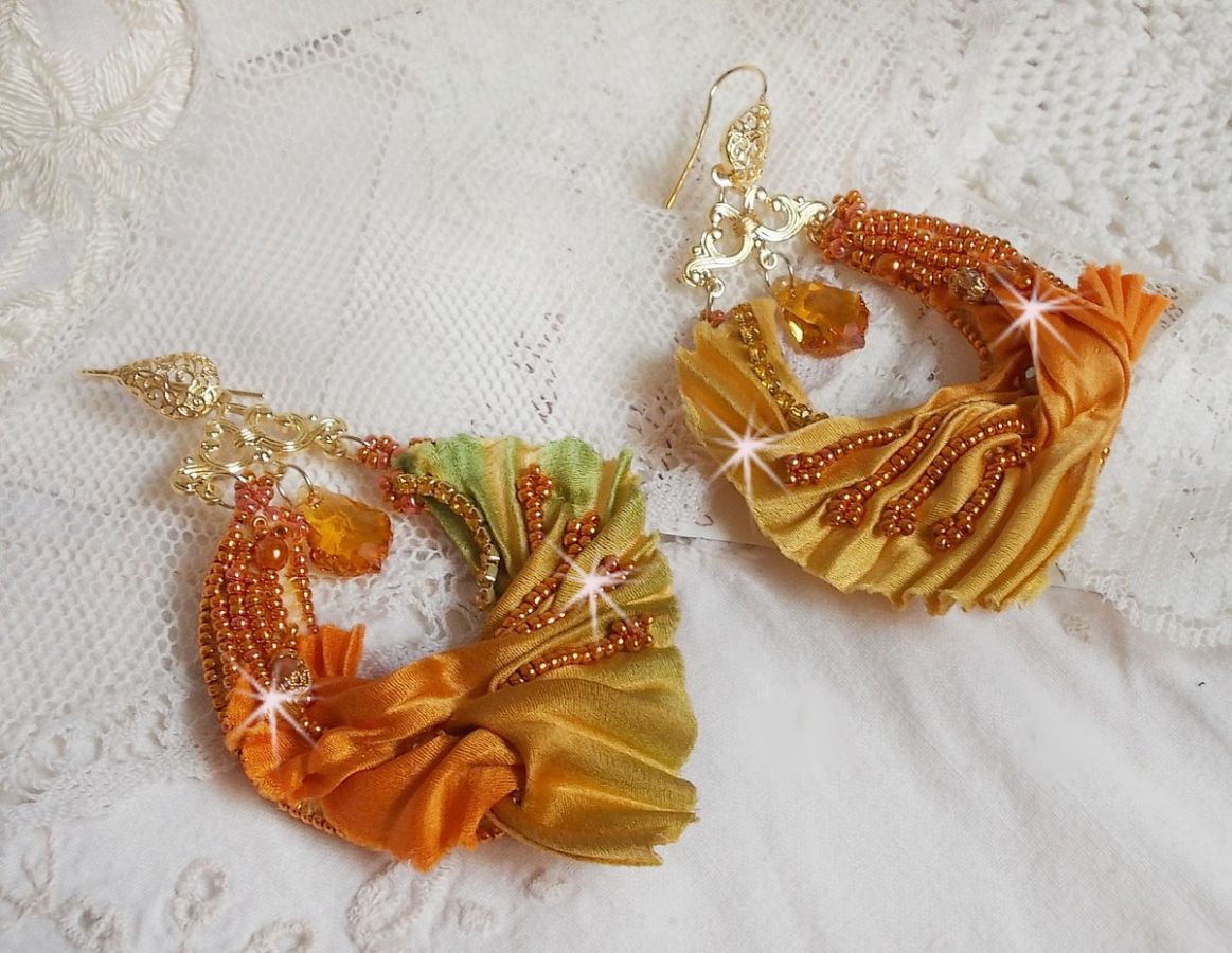 BO Rumba geborduurd met Swarovski kristallen, facetten, parels en spacers op een zijden lint (Shibori)