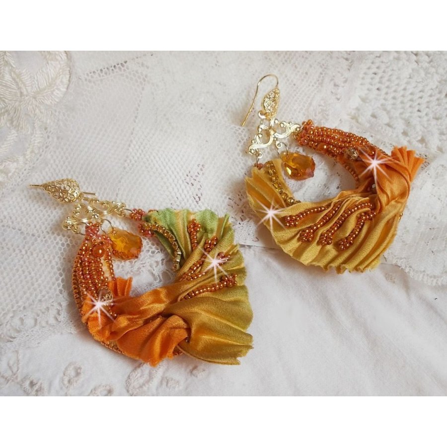 BO Rumba geborduurd met Swarovski kristallen, facetten, parels en spacers op een zijden lint (Shibori)