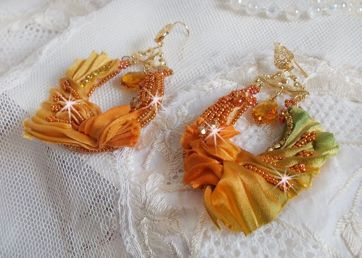BO Rumba geborduurd met Swarovski kristallen, facetten, parels en spacers op een zijden lint (Shibori)