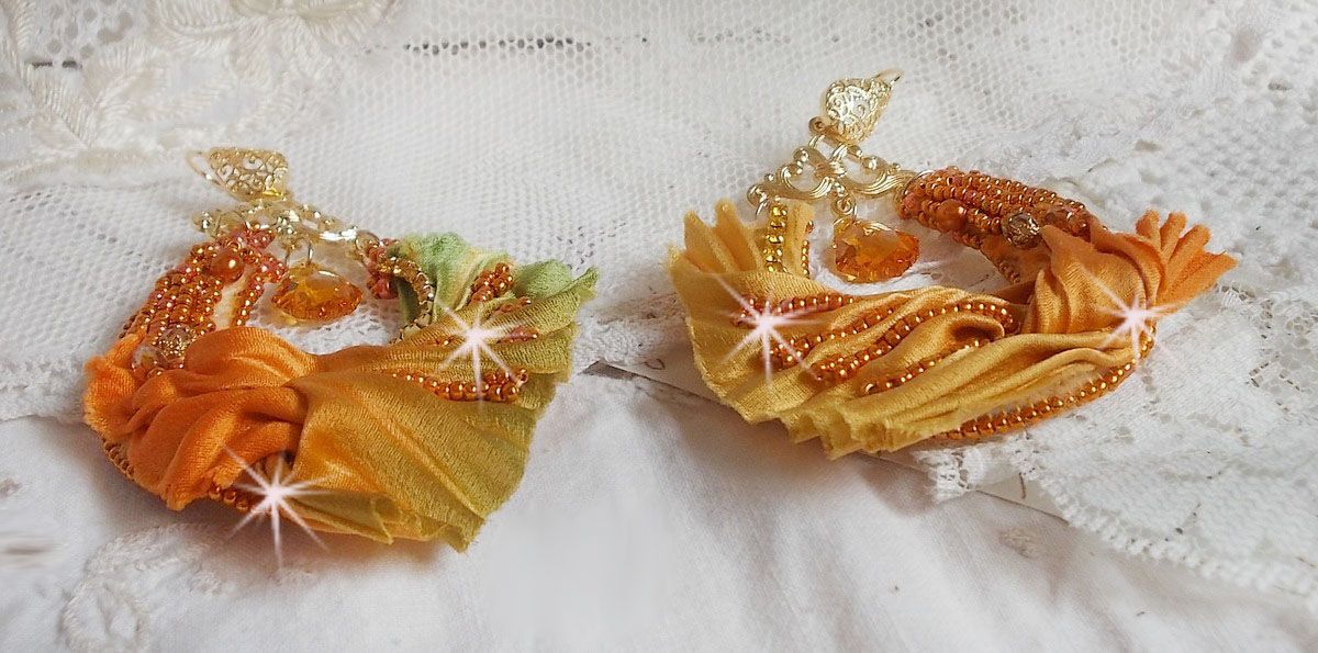 BO Rumba geborduurd met Swarovski kristallen, facetten, parels en spacers op een zijden lint (Shibori)