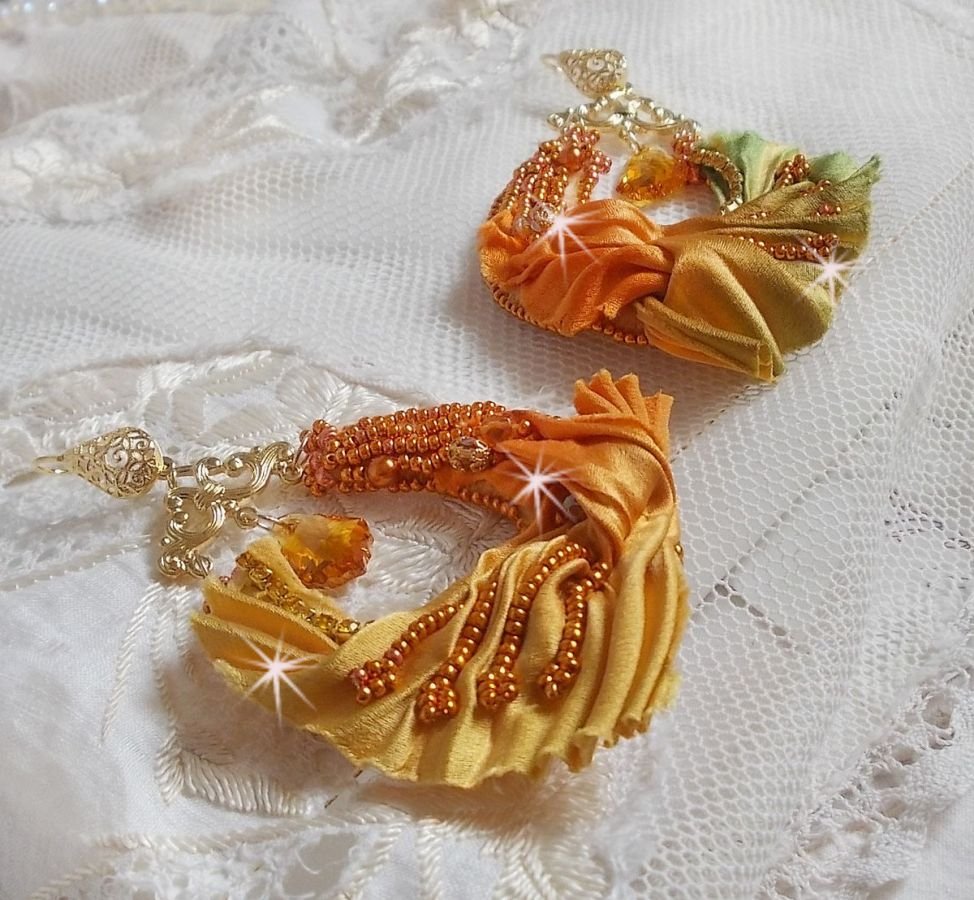 BO Rumba geborduurd met Swarovski kristallen, facetten, parels en spacers op een zijden lint (Shibori)