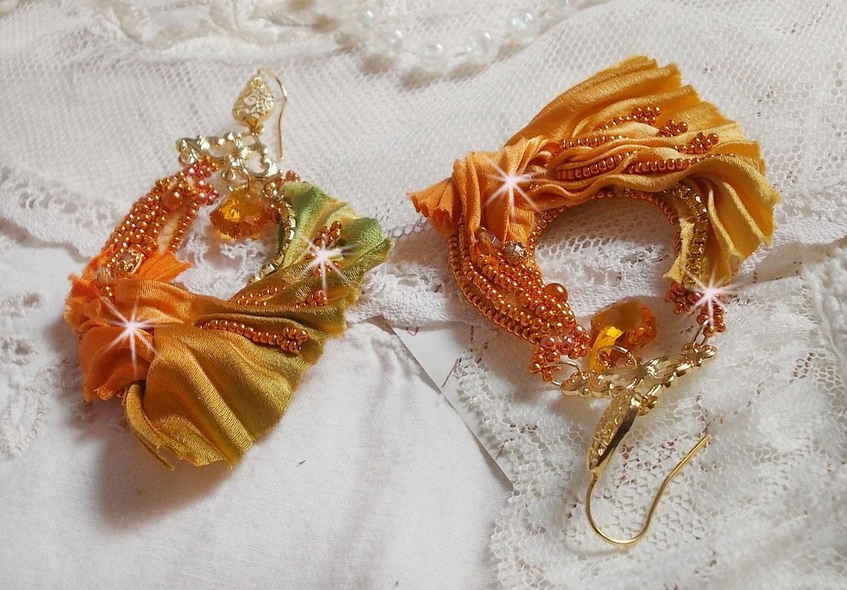 BO Rumba geborduurd met Swarovski kristallen, facetten, parels en spacers op een zijden lint (Shibori)