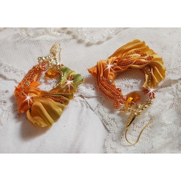 BO Rumba geborduurd met Swarovski kristallen, facetten, parels en spacers op een zijden lint (Shibori)