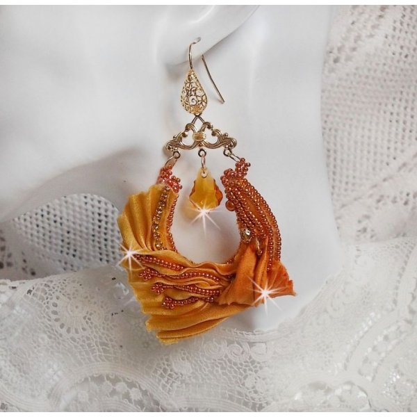 BO Rumba geborduurd met Swarovski kristallen, facetten, parels en spacers op een zijden lint (Shibori)