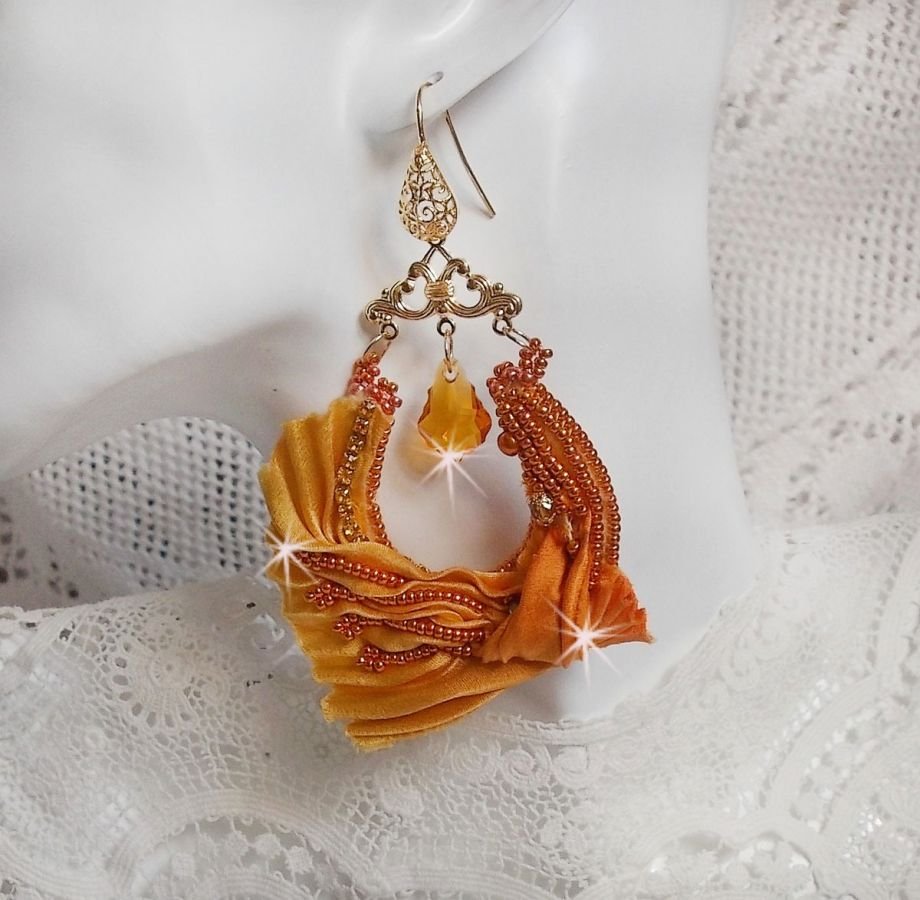 BO Rumba geborduurd met Swarovski kristallen, facetten, parels en spacers op een zijden lint (Shibori)