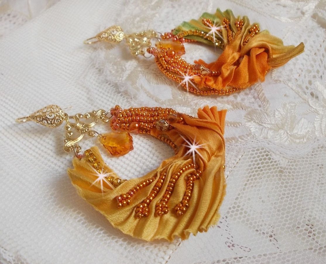BO Rumba geborduurd met Swarovski kristallen, facetten, parels en spacers op een zijden lint (Shibori)