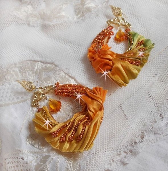 BO Rumba geborduurd met Swarovski kristallen, facetten, parels en spacers op een zijden lint (Shibori)