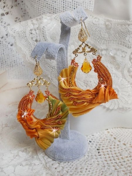 BO Rumba geborduurd met Swarovski kristallen, facetten, parels en spacers op een zijden lint (Shibori)