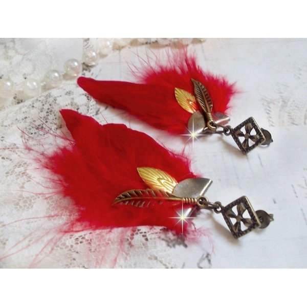 BO Sagesse Am&eacute;rindienne avec des plumes rouge vif, breloques, plumes et clous d'oreilles en m&eacute;tal Bronze