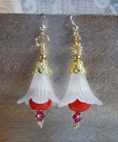 BO Secret Oriental met keramische kralen en Lucite bloemen en 14 karaat Gold Filled oorhaken