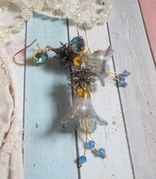 BO Sensations Gold and Blue gemaakt met handgeschilderde trompetbloemen, kristallen, glazen bloemen en vergulde accessoires.