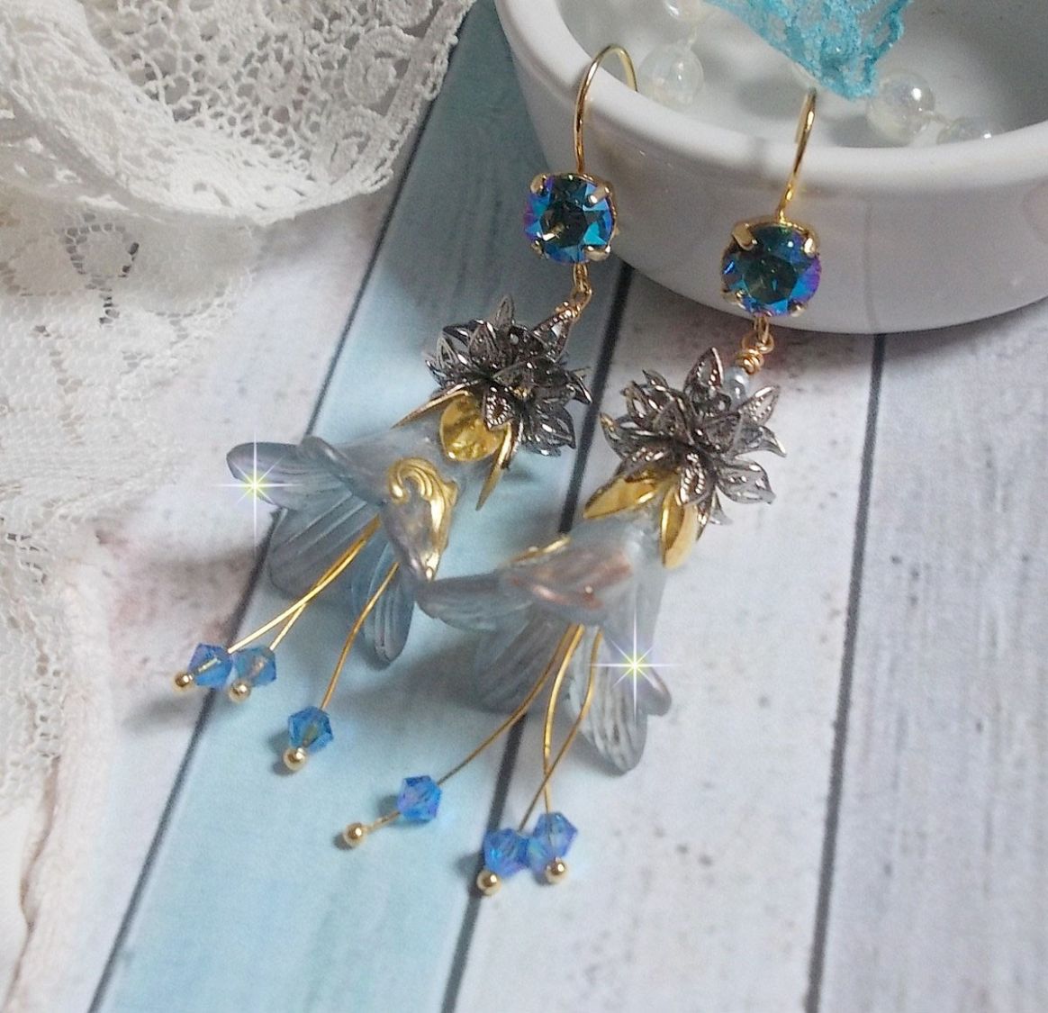BO Sensations Gold and Blue gemaakt met handgeschilderde trompetbloemen, kristallen, glazen bloemen en vergulde accessoires.