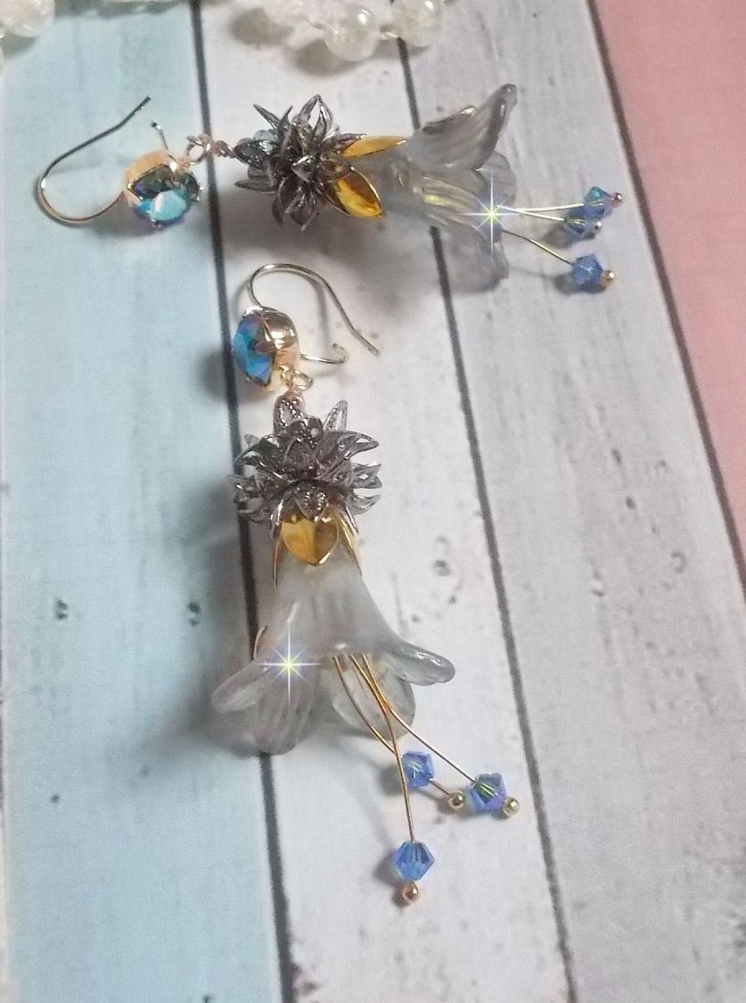 BO Sensations Gold and Blue gemaakt met handgeschilderde trompetbloemen, kristallen, glazen bloemen en vergulde accessoires.
