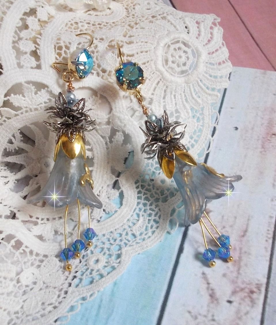 BO Sensations Gold and Blue gemaakt met handgeschilderde trompetbloemen, kristallen, glazen bloemen en vergulde accessoires.